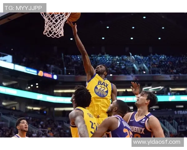 维金斯领衔勇士对决太阳队展现季后赛激烈竞争与精彩对抗