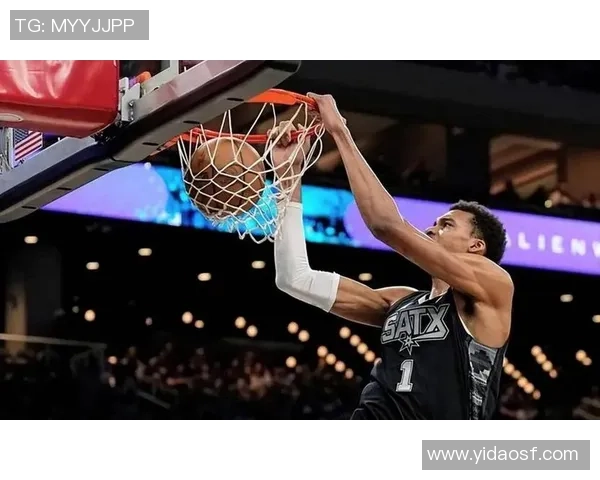 文班亚马首场比赛表现惊艳五次盖帽并成功隔扣字母哥引发热烈讨论